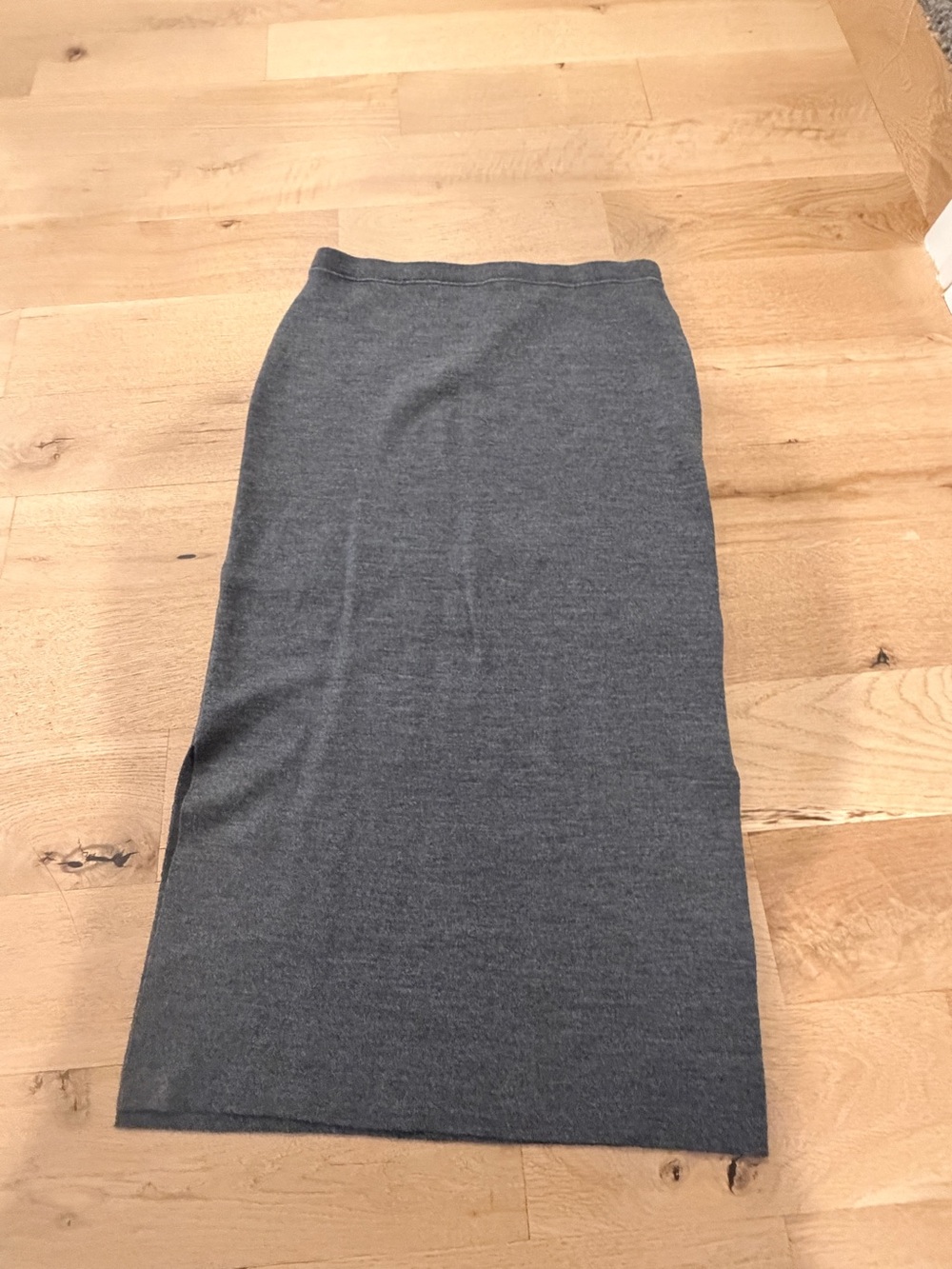 Rhône Women's Gray Knit Pencil Skirt - Streamlined Midi Silhouette